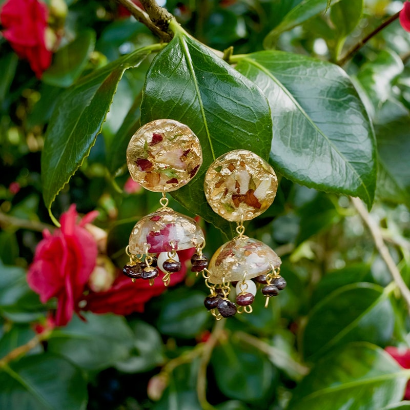 resin and flower jeweller