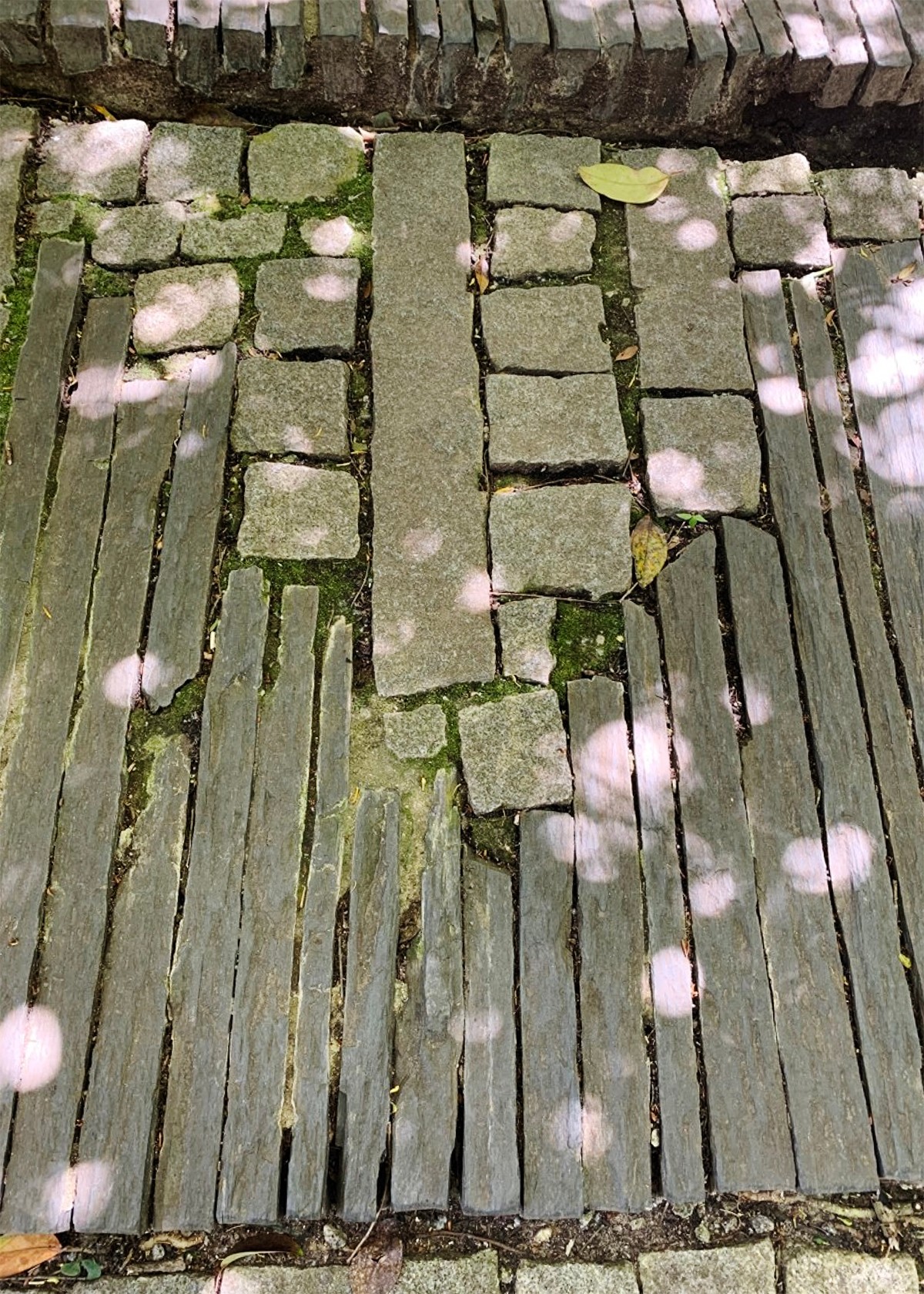 kumiko stone pavement with light