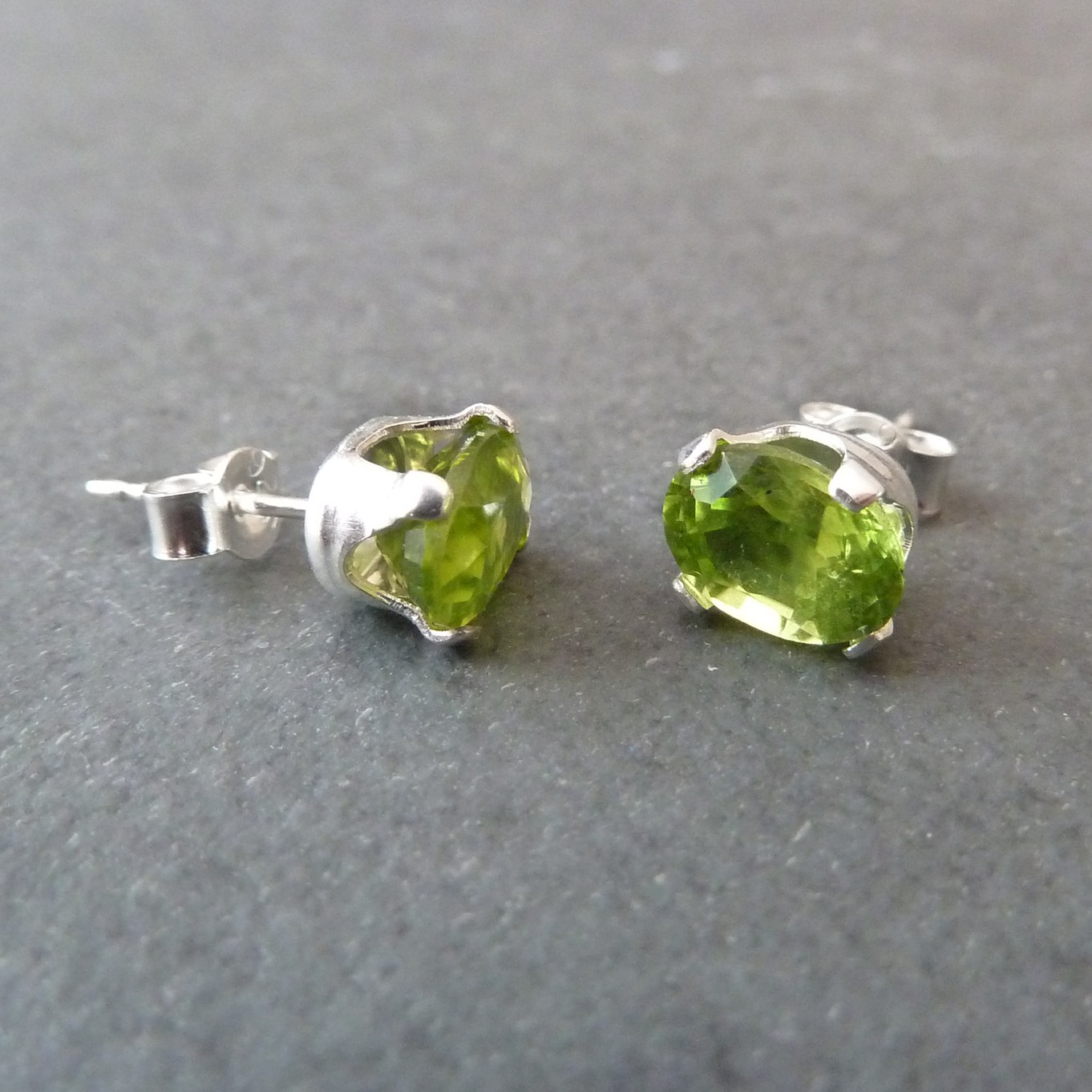 peridot earstuds