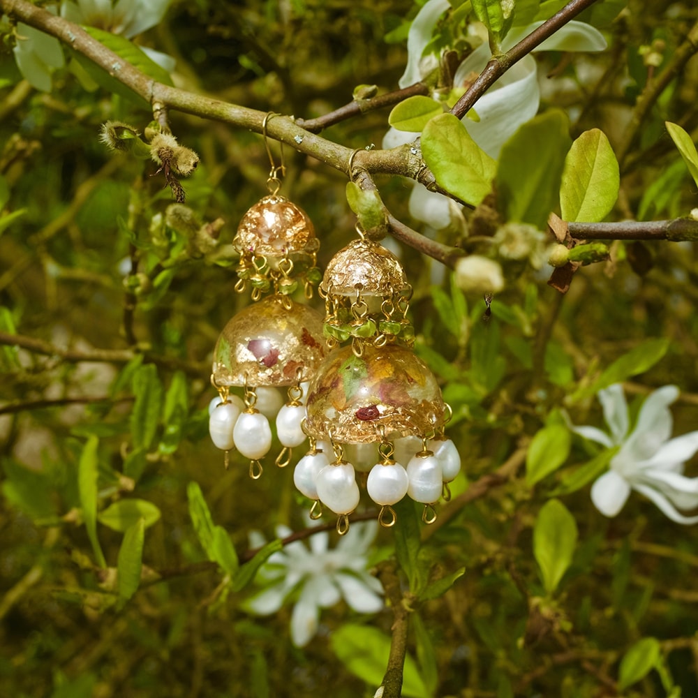 resin and flower jeweller