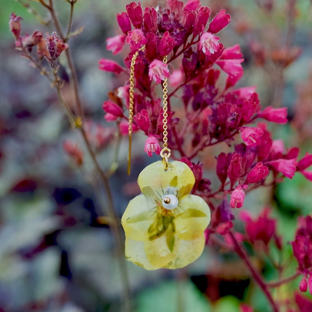 resin and flower jeweller